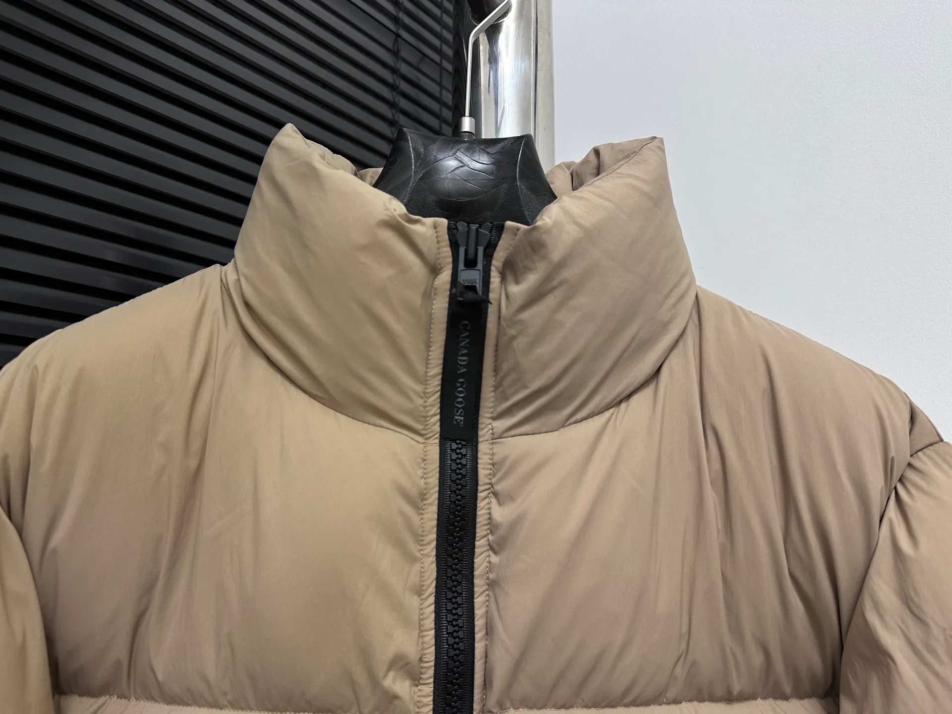 P840 【Canada gooes】Large Goose Sleeve Stand Collar Down Jacket Lawrence down jacket provides basic protection for daily adventures. Delicately soft fabric, this is a water-repellent fabric that is soft to the touch yet durable. Filled with extremely fluffy white duck down. This piece has a quilted body and structured down. Padded collar and reflective double-stripe grip tape. Extended hem and tucked-in inner rib-knit cuffs. Size: XS-2XL